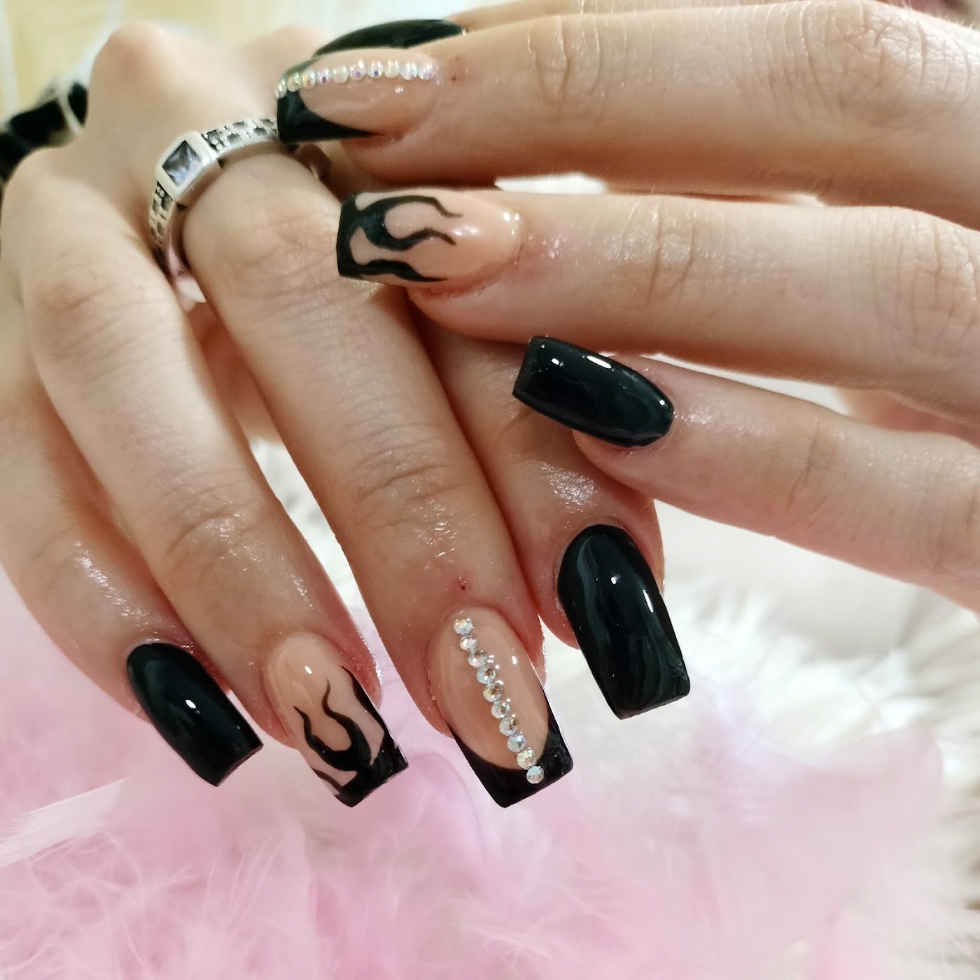 Uñas negras con diseño y pedrería