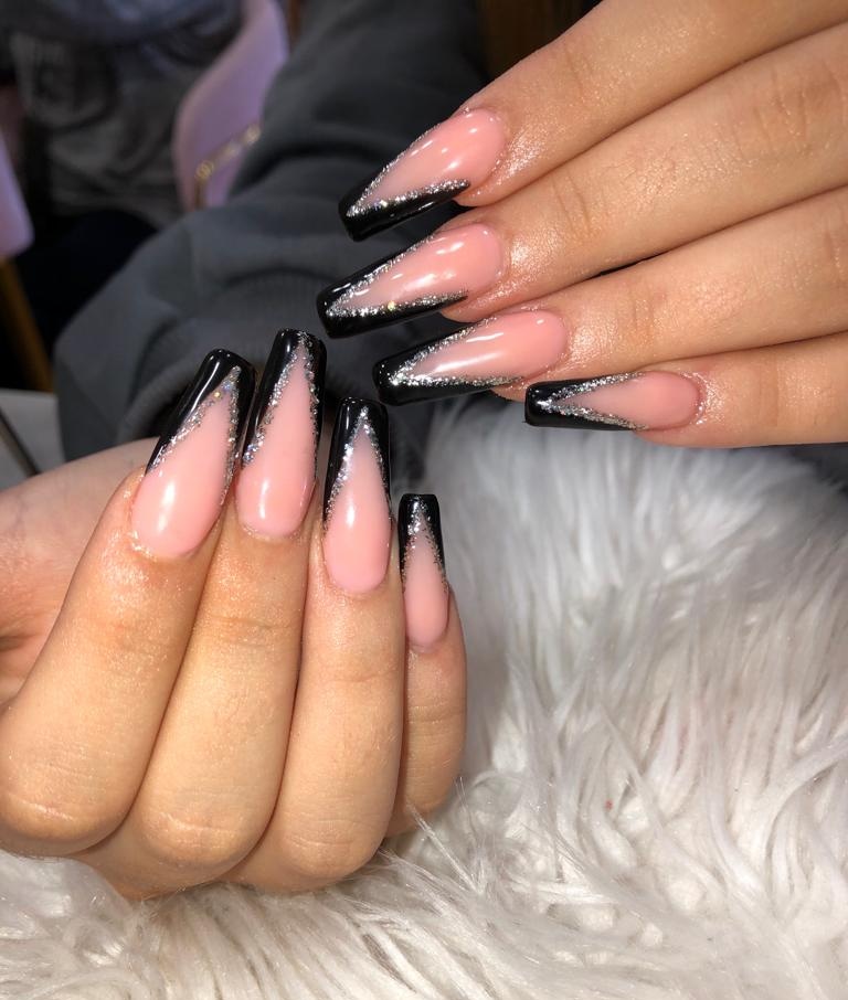 French negra con glitter plateado